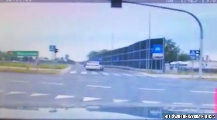Kierowca BMW wszedł bokiem w zakręt na ruchliwym skrzyżowaniu w Kielcach. Dostał punkty i wysoki mandat