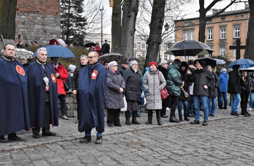 Wierni uczestniczyli w Miejskiej Drodze Krzyżowej, którą...