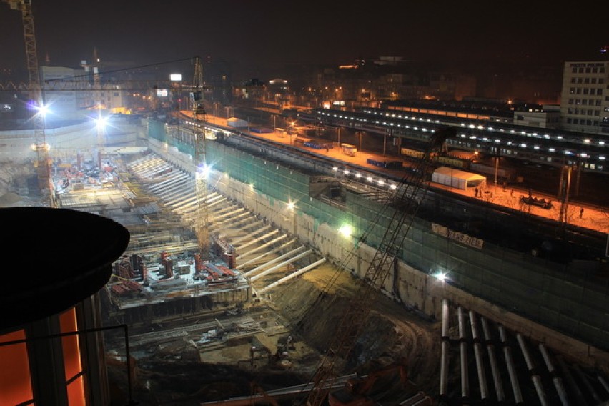 Wieczór na placu budowy nowego dworca