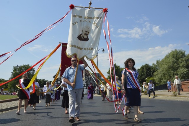 W czwartek 11 czerwca w kościele przypada Uroczystość Najświętszego Ciała i Krwi Chrystusa, która znana jest pod powszechną nazwą Boże Ciało. W tym roku z powodu epidemii koronawirusa nie mogą odbywać się duże procesje na ulicach miast. Nie ma jednak przeszkód, by niewielkie procesje mogły odbywać się wokół świątyń. W których kościołach w Gorzowie one się odbędą? Sprawdziliśmy!

Czytaj również:Boże Ciało w czasach koronawirusa. Procesje dookoła kościołów. Gdzie się odbędą? 