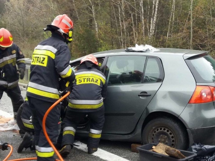 Śmiertelny wypadek w Mierzęcicach. Bus zderzył się z osobówką na S1