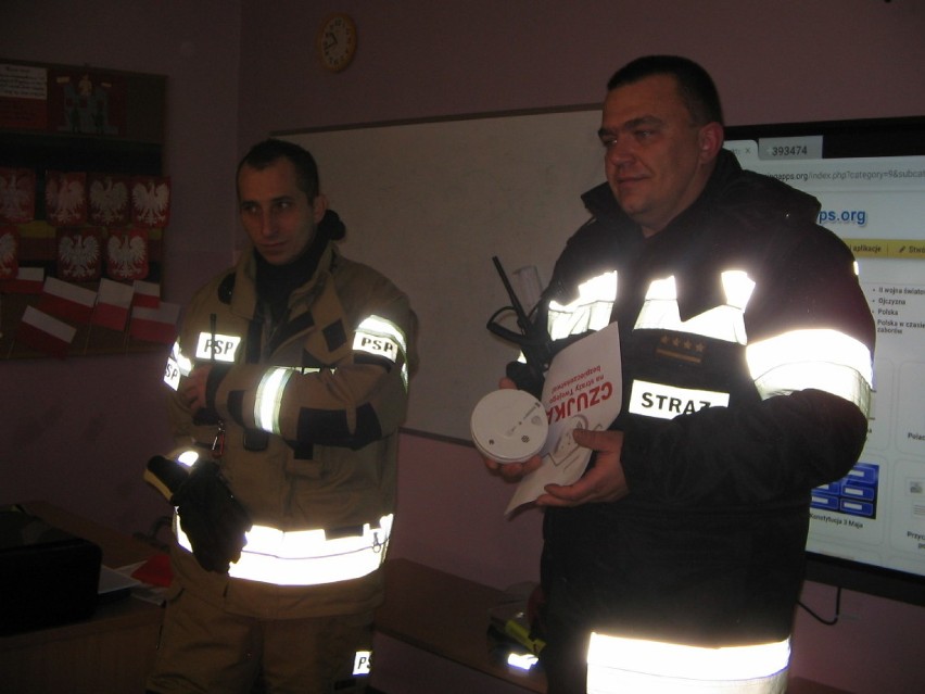 „Czujka na straży Twojego bezpieczeństwa”. Strażacy spotykają się z dziećmi w szkołach i edukują (zdjęcia)