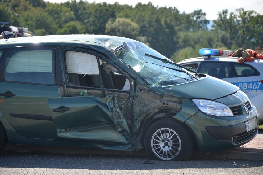 Śmiertelny wypadek w Uciechowie koło Dzierżoniowa. Utrudnienia w ruchu na drodze wojewódzkiej nr 384 między Łagiewnikami i Dzierżoniowem