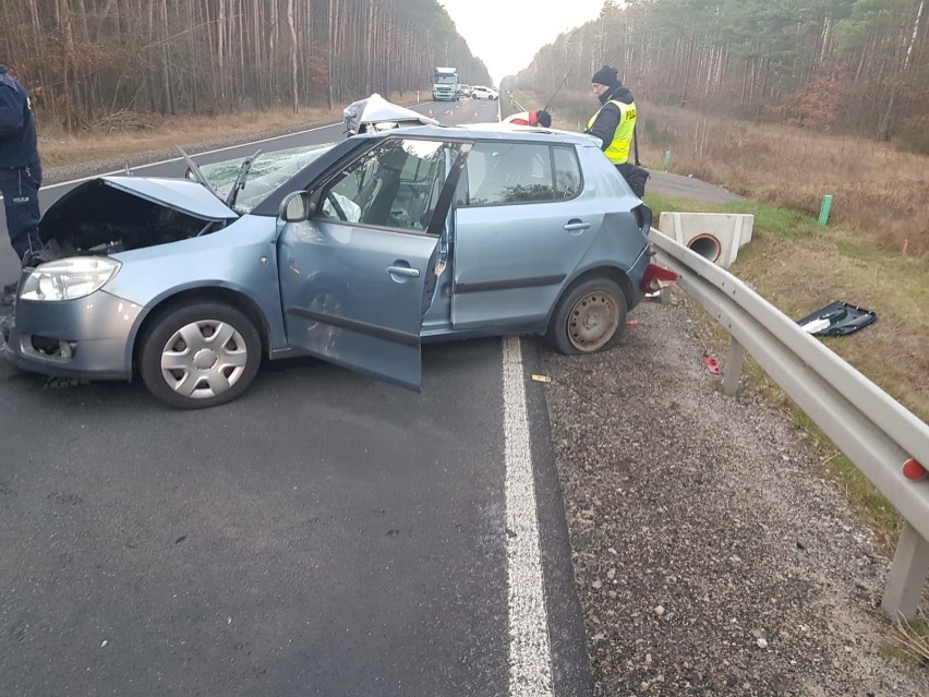 Śmiertelny wypadek na drodze Bełchatów - Kamieńsk. W Gałkowicach Nowych zginęła jedna osoba, są ranni [ZDJĘCIA]