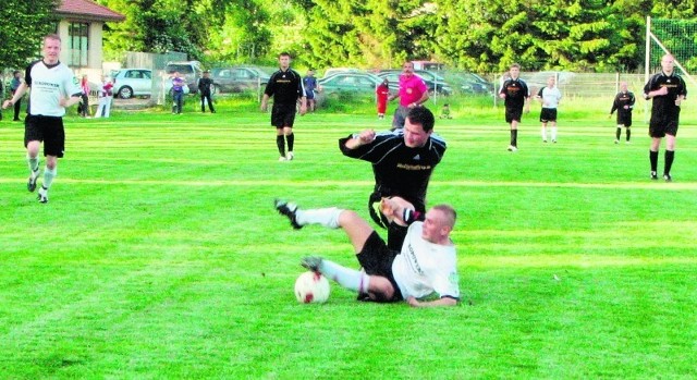 GKS Kowale (zawodnicy w białych koszulkach) postawił w tym sezonie na juniorów.