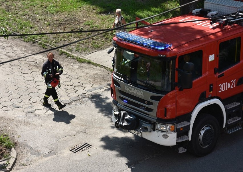 Płonęły drzwi mieszkania! Akcja w niechlubnym wieżowcu przy Młodej 4 w Kielcach [ZDJĘCIA]