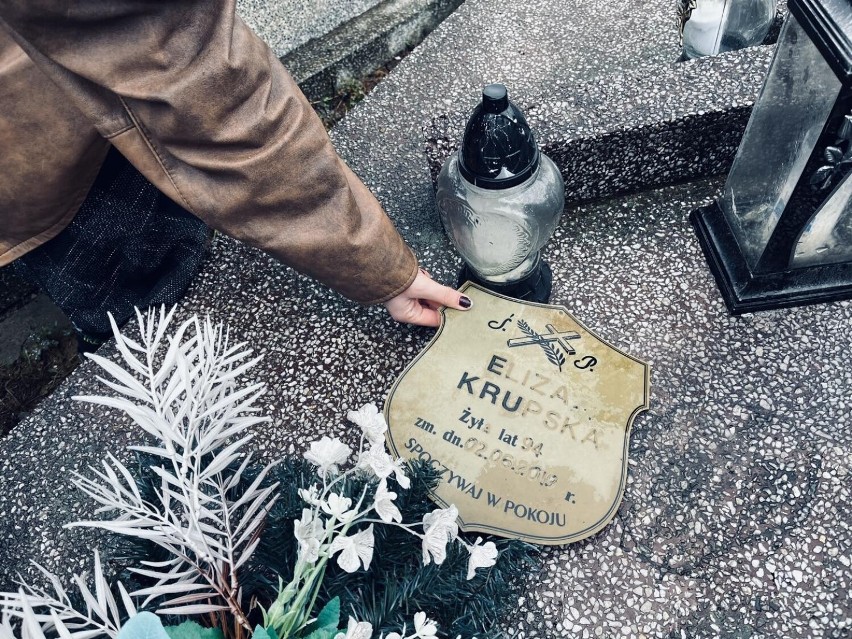 Młodzi wolontariusze odwiedzili groby byłych członków zespołu Teatru Powszechnego w Radomiu
