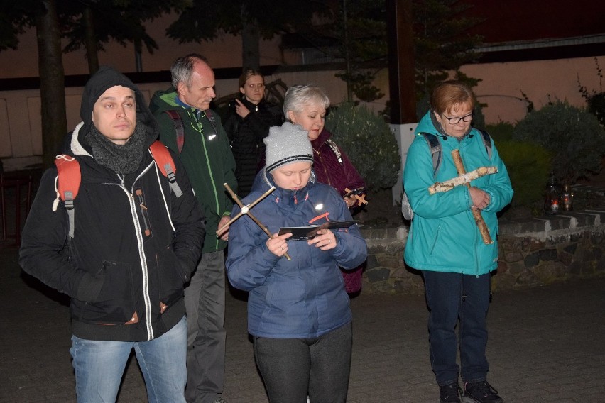 Ekstremalna Droga Krzyżowa w Chodzieży: Uczestnicy wyruszyli w trasę. Przejdą 31 i 42 kilometry