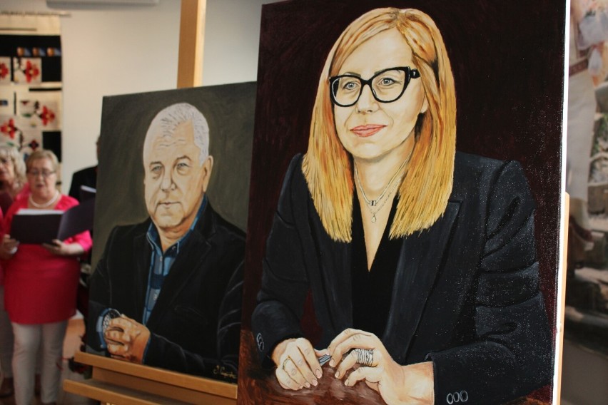 Wystawa portretu “Vipografia” Justyny Ciupińskiej w Muzeum Regionalnym w Radomsku. ZDJĘCIA, FILM