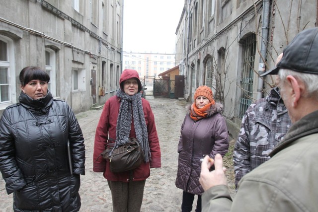 Lokatorzy z ul. Nowej 5 w Łodzi obawiają się sprzedaży udziałó w kamienicy, w której mieszkają.