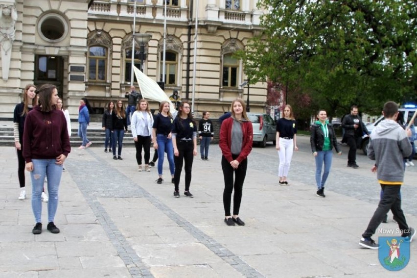 Młodzież wykonała Taniec Wielkanocny na sądeckim rynku [ZDJĘCIA]