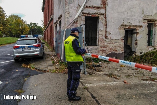 Zwłoki noworodka leżały w dawnym zakładzie obuwniczym.