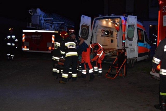 W akcji ratowniczo-gaśniczej brało udział sześć jednostek straży pożarnej, pogotowie ratunkowe i policja