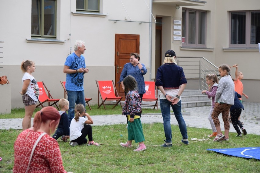 Gniezno. Dorośli zrobili pufy ze skrzynek a dzieci bawiły się w duchu PRL-u.