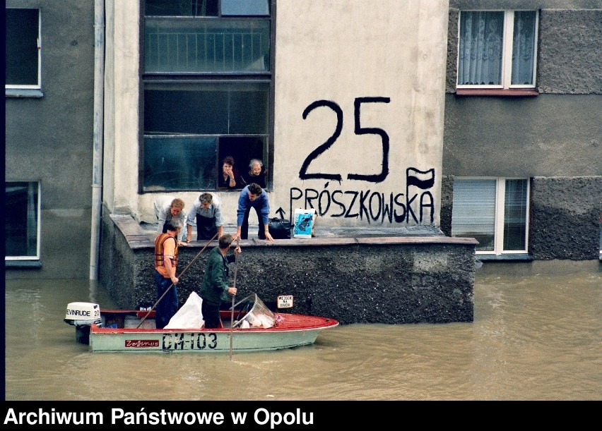 Powódź Tysiąclecia w Opolu. Transport zapasów dla lokatorów...