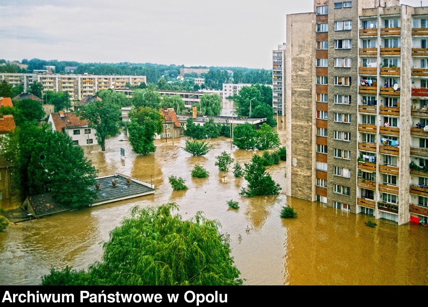 Powódź Tysiąclecia w Opolu. Okolica bloków przy ul....
