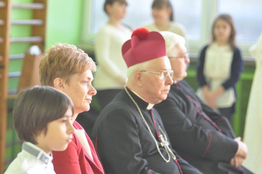 Ks. Biskup Paweł Socha w placówkach oświatowych parafii...