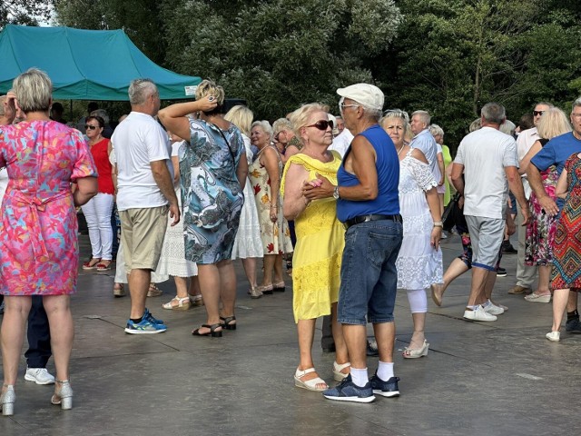 Mimo upału, na potańcówce nad zalewem Borki w Radomiu, pojawiło się sporo osób.