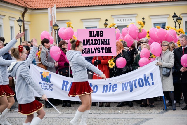Uczestnicy marszu przeszli przez miasto z różowymi balonikami.