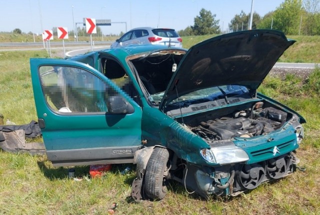 Kierowca citroena, mieszkaniec Środy Wielkopolskiej był jedynym uczestnikiem tego zdarzenia. Policjanci ze Żnina wyjaśniają wszystkie szczegóły i okoliczności tego zdarzenia >>>