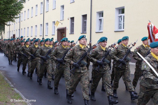 Dziś w białych koszarach w Stargardzie odbył się uroczysty apel z okazji zbliżającego się Święta Wojska Polskiego oraz 143. rocznicy urodzin patrona 12 Brygady Zmechanizowanej generała Józefa Hallera. Kulminacyjnym punktem uroczystości było wręczenie mianowań i odznaczeń resortowych wyróżniających się w służbie żołnierzom.