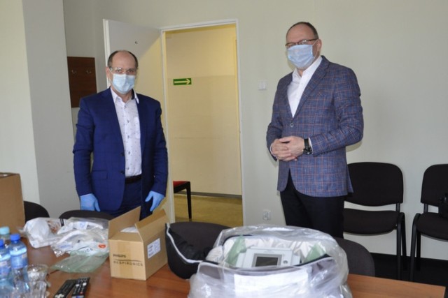 Wójt gminy Mirosław Smolarek (z lewej) przekazał na ręce dyrektora szpitala Edwarda Piechulka respirator