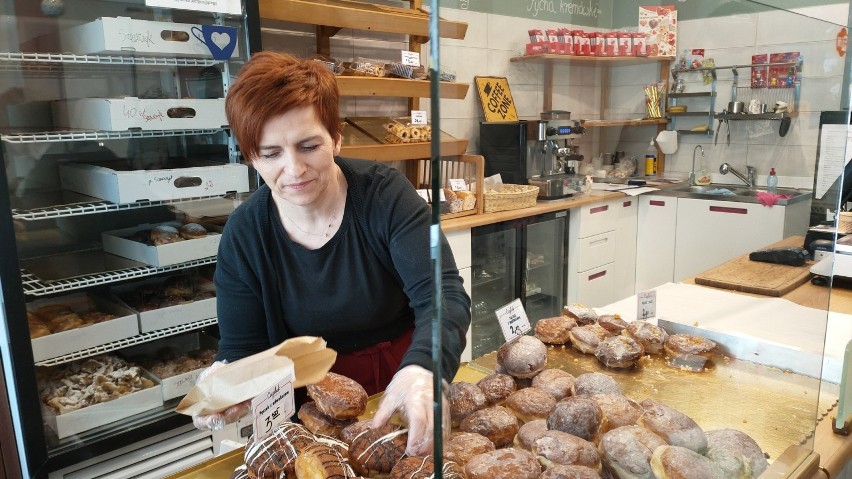 Po pyszne pączki ustawiają się dziś kolejki m.in. do...