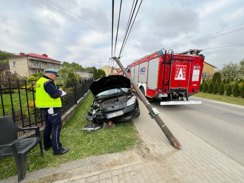 Wypadek w Pikulicach pod Przemyślem. 40-letni mężczyzna "ściął" słup [ZDJĘCIA]
