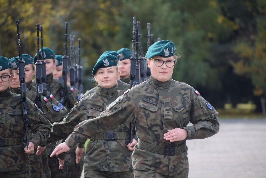 Musztra paradna pododdziału kobiet 15. Sieradzkiej Brygady...