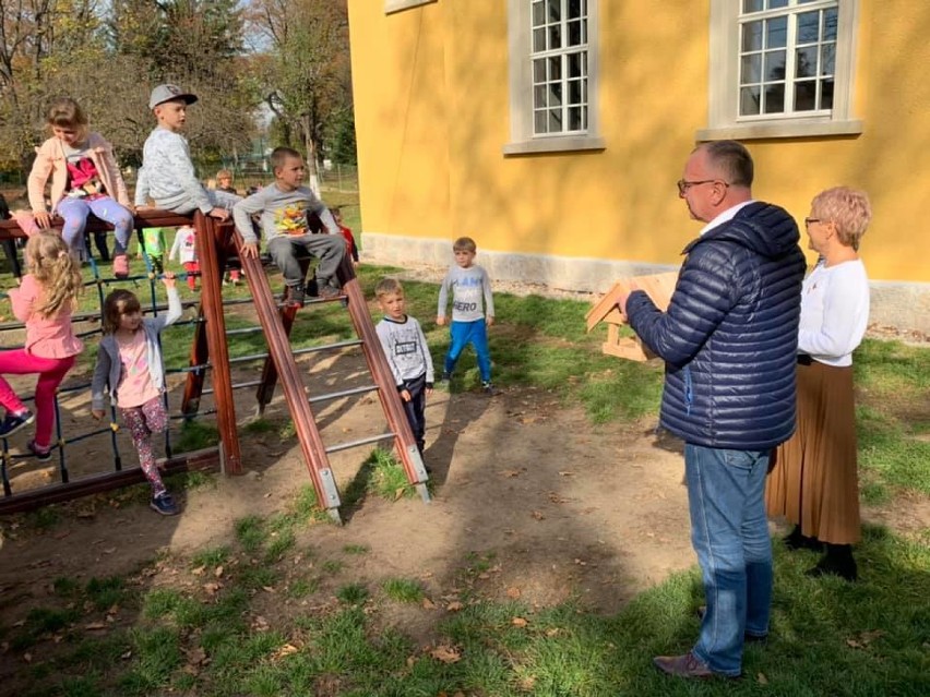 Uczniowie stworzyli budki lęgowe dla ptaków! Teraz trafią one do przedszkolaków! [ZDJĘCIA]