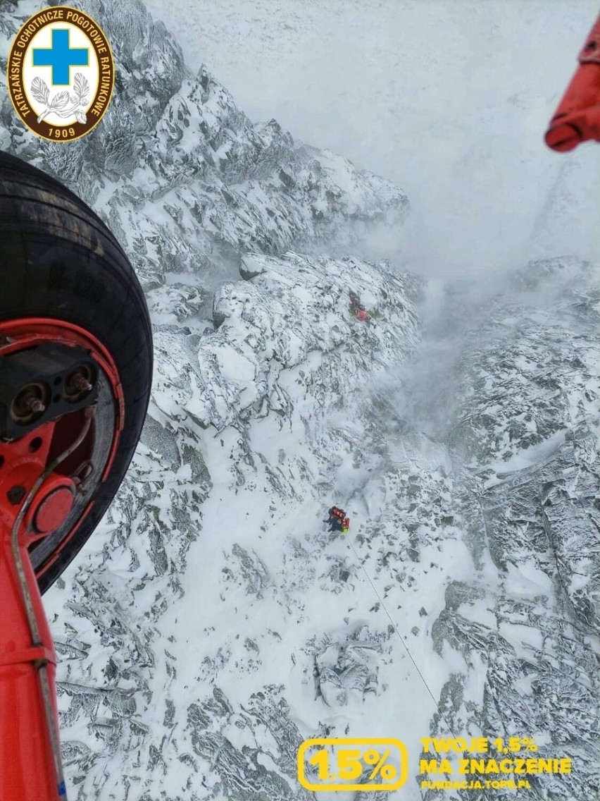 Tatry. Utknęli w nocy w górach. Z głęboką hipotermią i odmrożeniami trafili do szpitala