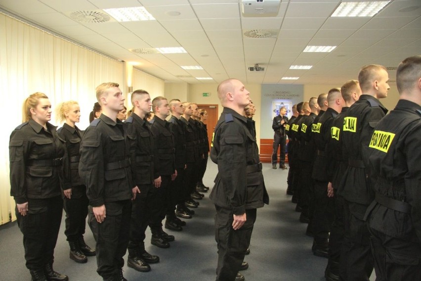 30 nowych policjantów ślubowało w Kielcach (ZDJECIA)