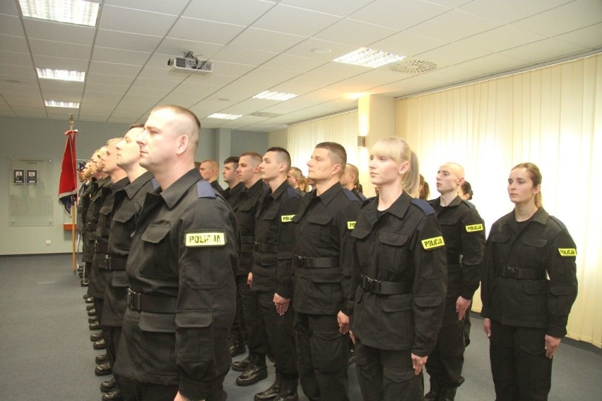 30 nowych policjantów ślubowało w Kielcach (ZDJECIA)
