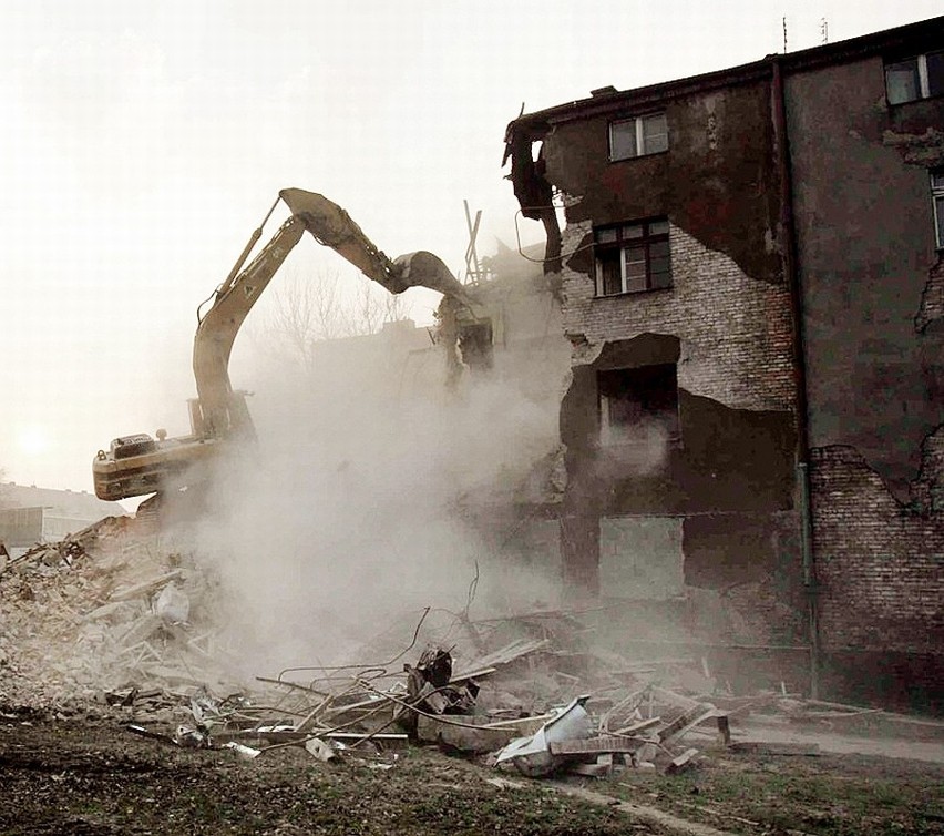 21 grudnia  2011

Rozpoczęła się rozbiórka budynków. Trwała...