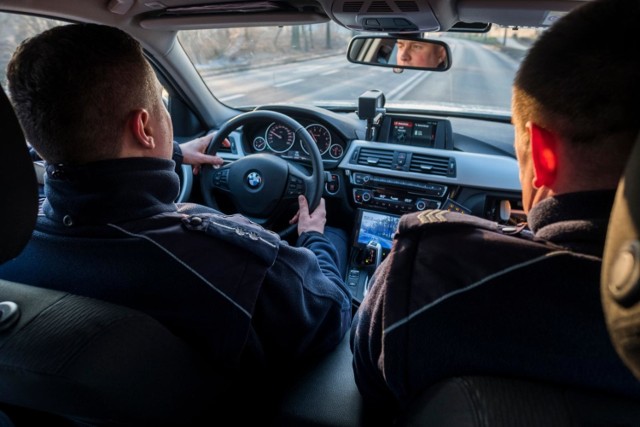 Poszukiwani mają całe mnóstwo skrytek, w których chowają się na widok policjantów.