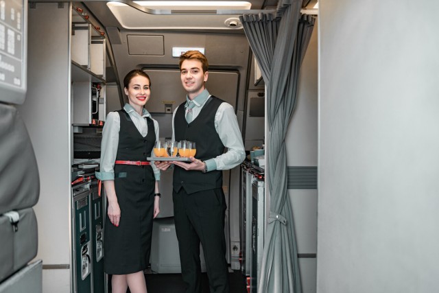 Obowiązki: stewardessa (i jej męski odpowiednik – steward) obsługuje pasażerów samolotu w czasie podroży. Wita ich na pokładzie, instruuje w kwestiach bezpieczeństwa lotu, udziela wszystkich niezbędnych informacji, oferuje przekąski i służy pomocą w każdej sytuacji, która tego wymaga. Stewardessa lub steward pracują według grafiku tworzonego przez linię lotniczą, często powyżej 8 godzin dziennie, choć z zasady tydzień pracy nie powinien przekraczać 40 godzin. Grafik bywa bardzo zmienny, dlatego stewardessa musi być gotowa na dostosowanie się do sytuacji.

Wymagania: Stewardessa musi lubić ludzi i pracę z nimi, bo będzie miała kontakt z pasażerami praktycznie przez cały czas trwania każdego lotu. Musi być także odporna na stres. Najczęściej pracodawca wymaga także dobrej znajomości j. angielskiego, odporności na stres, miłej aparycji i dobrej prezencji, a także umiejętności pracy zespołowej. Co ważne, wiele linii lotniczych wyznacza górną granicę wieku stewardess, która często wynosi ok. 30 lat, jest to więc zawód przede wszystkim dla młodych osób.

Zarobki: zależą od linii lotniczej, średnia pensja stewardessy w Polsce to ok. 5,4-6,2 tys. zł brutto, więcej w liniach zagranicznych. Na pensję stewardessy składają się także dodatki, prowizje od sprzedaży (w tanich liniach lotniczych) i diety pobytowe w każdym porcie docelowym.