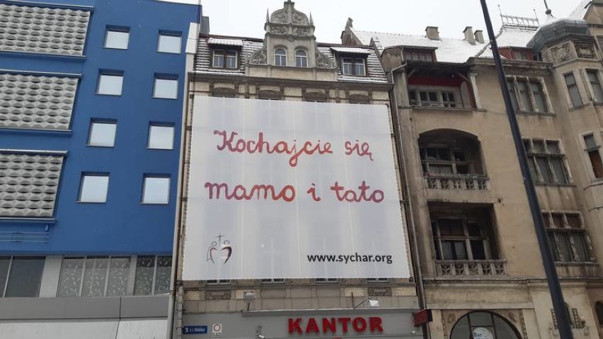 Wielkie billboardy stojące przy ulicach oraz tysiące...