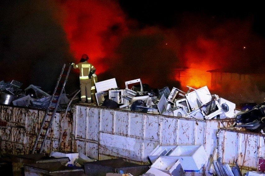 Ogromny pożar widać z daleka. Płoną elektrośmieci. Dochodzi...