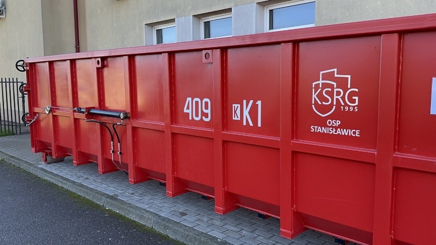 OSP KSRG Stanisławice jako pierwsza w Polsce jednostka ma kontener do gaszenia samochodów elektrycznych