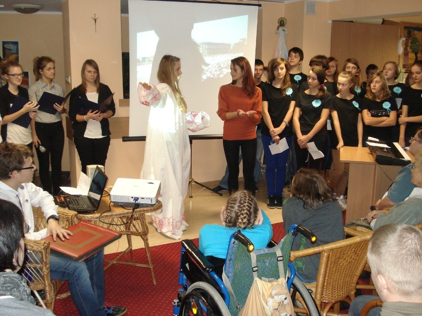 Rumia: Uczniowie z gimnazjum w Caritas