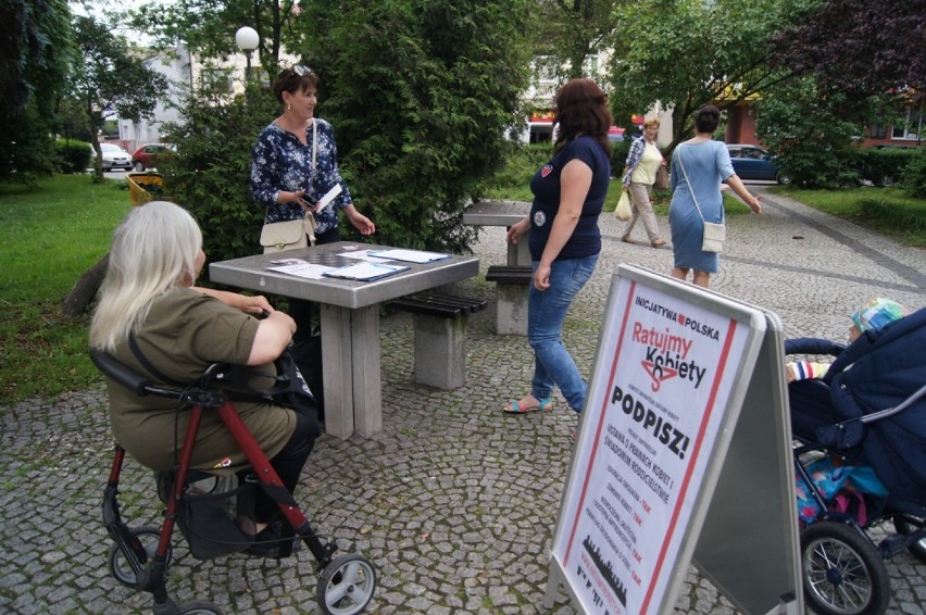 Ewa Drzazga zbierała podpisy na pl. 3 Maja w Radomsku