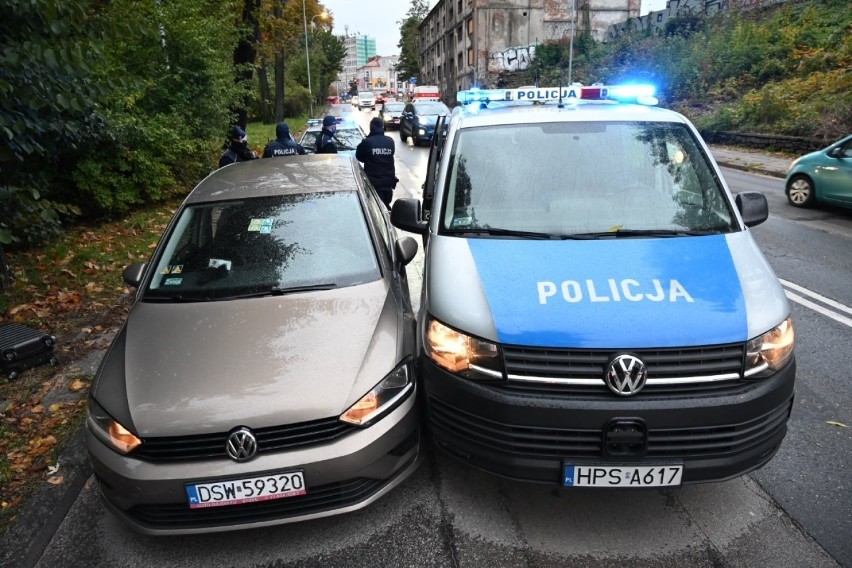 Akcja w centrum Kielc! Kradzionym autem nie zatrzymał się na wezwanie policji, uderzył w radiowóz! [ZDJĘCIA, WIDEO]