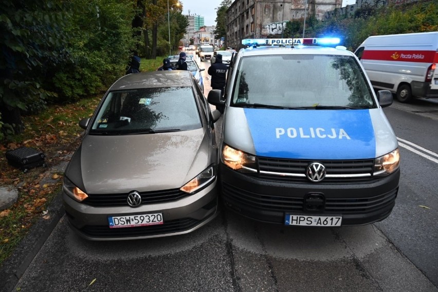 Akcja w centrum Kielc! Kradzionym autem nie zatrzymał się na wezwanie policji, uderzył w radiowóz! [ZDJĘCIA, WIDEO]
