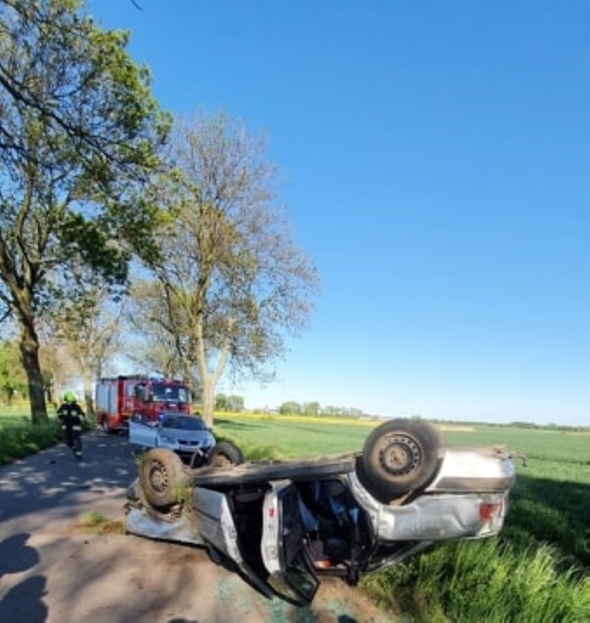 Gm. Malbork. Dachowanie auta, którym jechały cztery osoby [ZDJĘCIA]. Dwie z nich trafiły do szpitali