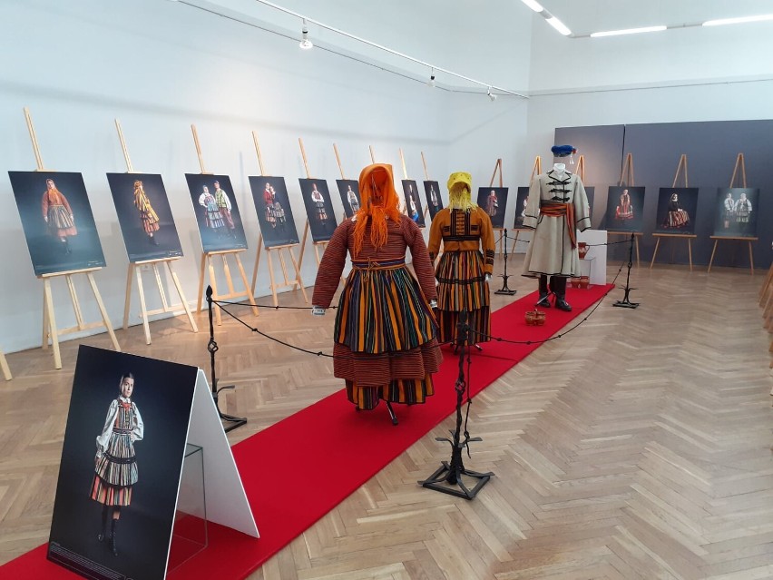 Wystawa folkowej mody w tomaszowskim muzeum. Na zdjęciach mieszkańcy regionu [ZDJĘCIA]