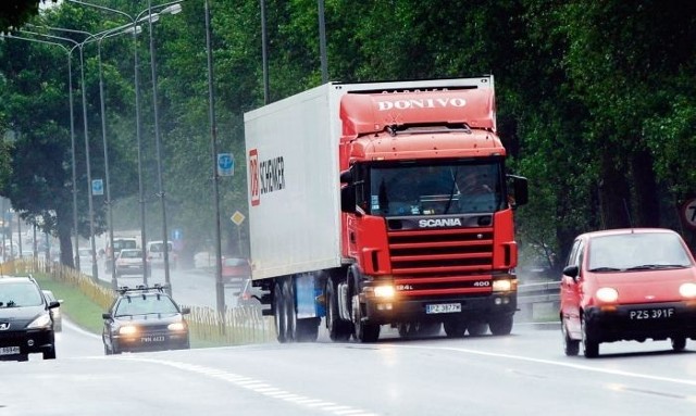 Tiry przejeżdżają co chwilę przez Dąbrowskiego, hałas jest nie do wytrzymania, zwłaszcza wieczorem