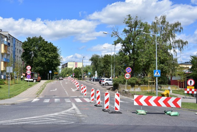 Przebudowa ul. Browarowej w Żninie. We wtorek (26.07.2022) ustawiono blokady.