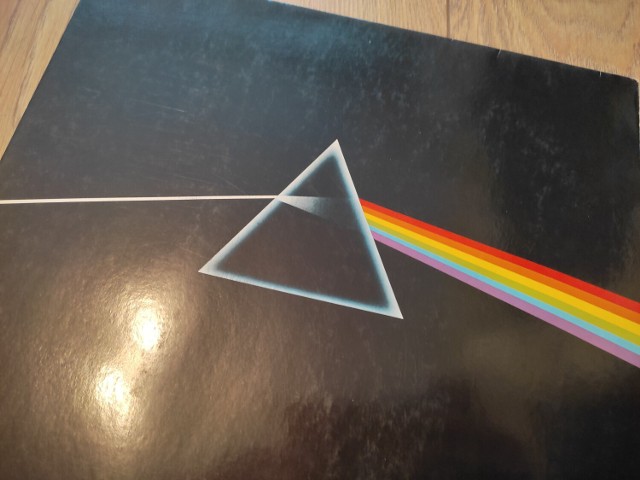 "The Dark Side Of The Moon" grupy Pink Floyd fascynuje słuchaczy od 50 lat. Zobacz kolejne zdjęcia. Przesuwaj zdjęcia w prawo - naciśnij strzałkę lub przycisk NASTĘPNE