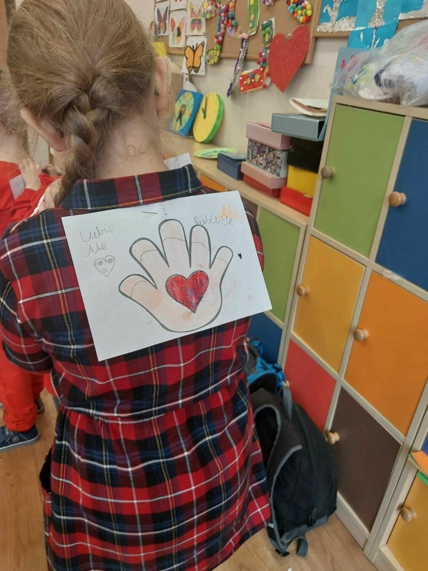 Dzieci malowały swoją dłoń po to, aby każdy mógł wpisać coś...