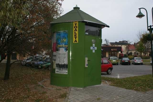 Jedyna publiczna ubikacja w centrum Lublińca znajduje się przy jednym z parkingów